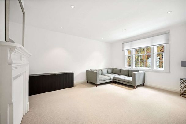 A contemporary apartment set in a well maintained building moments from the amenities of Victoria and Elizabeth Street. - Photo 1