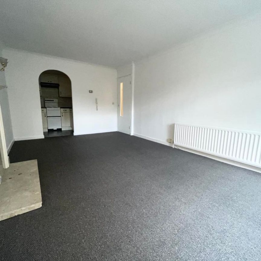 Wellington Road, Bournemouth, Dorset, BH8 - Photo 1