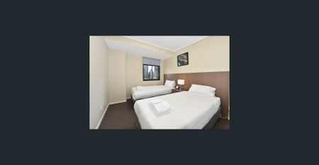 Spacious 3-Bedroom Art Deco Apartment with CBD Skyline Views, in Free Tram Zone - Photo 4