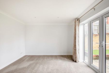4 bedroom end of terrace house to rent - Photo 2