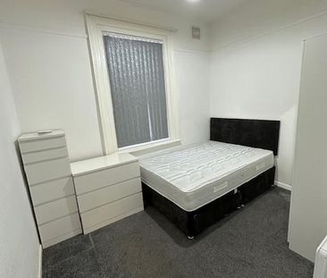 3 bedroom flat to rent - Photo 6