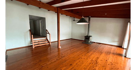 Cosy 3 Bedroom Rental with Lake Glimpses - Photo 2