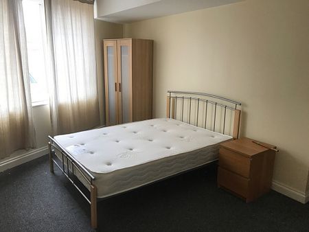4 Bedroom Flat To Rent in Lenton - Photo 2