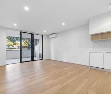 Well maintained contemporary living - Photo 1