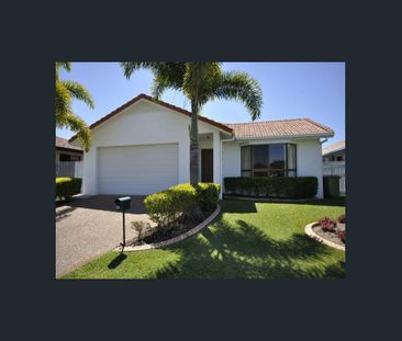 Family home with a POOL - Photo 3