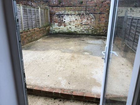 2 Bed Flat, Donnington Gardens, RG1 - Photo 2