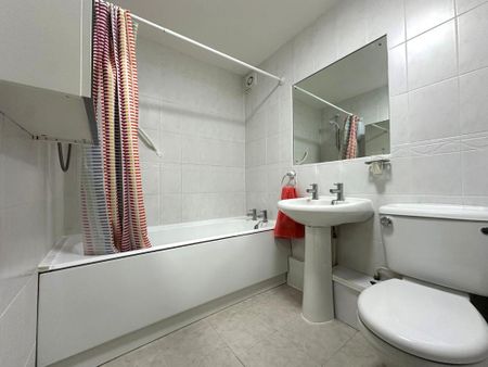 2 bedroom flat to rent - Photo 2
