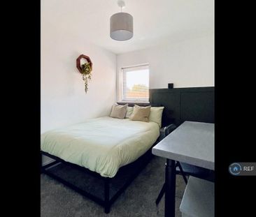 1 bedroom in a house share to rent - Photo 2