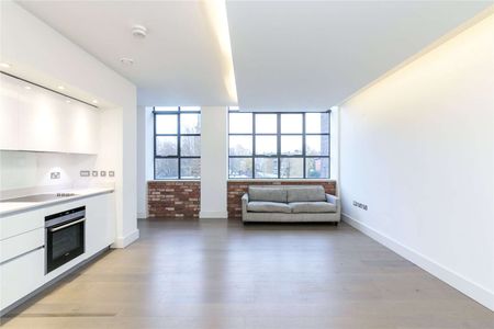 Spacious three bedroom apartment with large windows in the ex Burberry factory conversion. - Photo 5