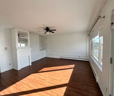 CHARMING 3-BED, 1-BATH SEASIDE FLAT | 1754 SHORE ROAD, EASTERN PASS... - Photo 1