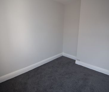 To Let 3 Bed End Terraced House - Photo 5