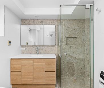 Freshly Renovated Kitchen & Bathroom - Photo 5