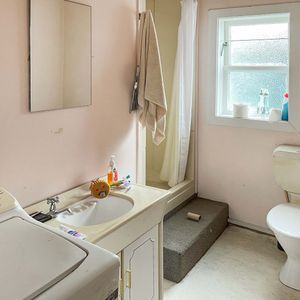 Charming Studio in the Heart of Newtown - Photo 2