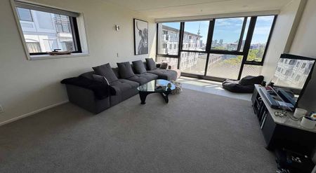 Move in ready! Amazing location with Harbour Views - Photo 4
