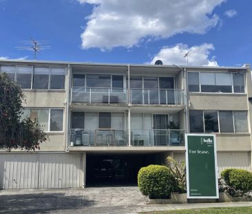 RENOVATED TWO-BEDROOM APARTMENT WITH STUNNING BAY VIEWS! - Photo 1