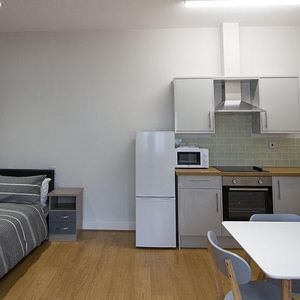 Studio to rent - Photo 2