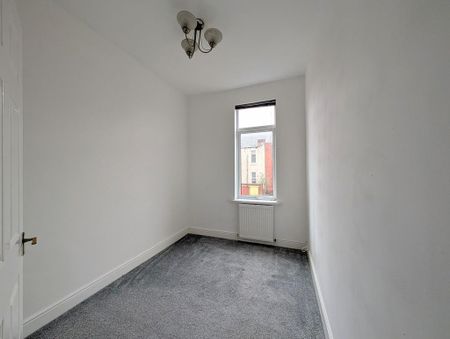 3 bedroom flat to rent - Photo 2