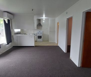 Spacious 2 Bedroom, 1 Bathroom unit - Photo 2