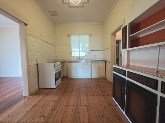 Neat 3-Bedroom Home in Convenient Royal Park Location - Photo 1