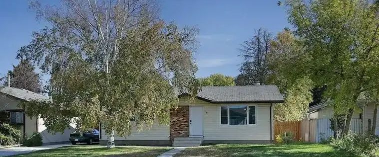 3 beds house with extra-large double detached garage. | Brooks - Photo 1