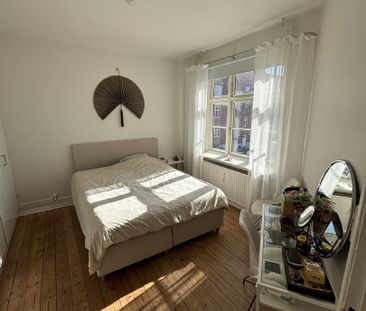 Lys og delevenlig lejlighed med nyt køkken og badeværelse – tæt på ... - Photo 3