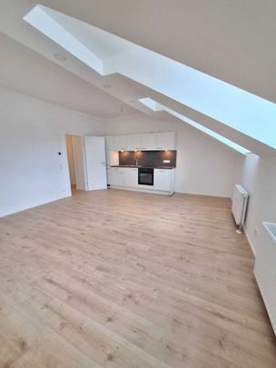 360° TOUR / Erstbezug nach Sanierung: Helle, freundliche, moderne 3-Zimmer-Dachgeschoss-Altbauwohnung - Photo 1