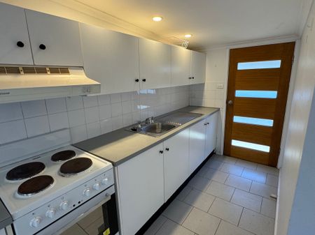 Charming 2 Bedroom Home - Photo 4