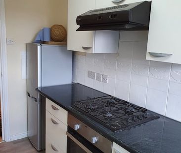 2 Bed Flat, Lupin Crescent, IG1 - Photo 3