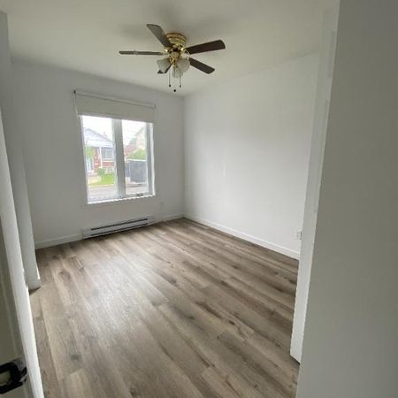 61/2 SITUÉ À SAINT-HUBERT , PROCHE DU LAC DE CITÉ SOLEIL, À 5 minutes de deux écoles primaires. La cuisine et la toilette sont complètement renovées - Photo 3