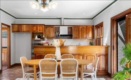 “Character, Comfort & Convenience in the Heart of Kensington” - Photo 4