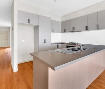 Perfectly positioned townhouse - Photo 2