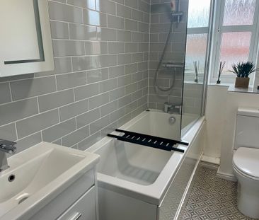 2 bedroom mid terrace to let - Photo 5