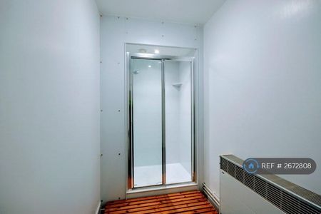 1 bedroom in a flat share to rent - Photo 3