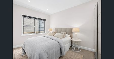 Immaculate updated apartment with harbour glimpses - Photo 3