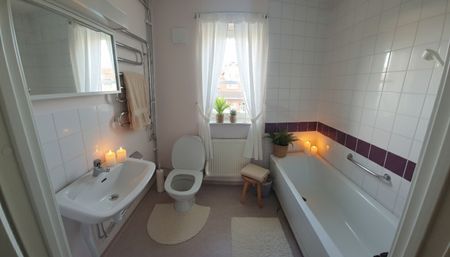 Mysig tvåa en trappa upp, med inglasad balkong - Photo 4