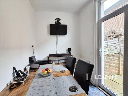 1 bedroom in a house share to rent - Photo 1