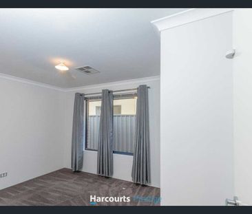GRAND AND SPACIOUS 4X2 FAMILY HOME WITH THEATRE!!! - Photo 4