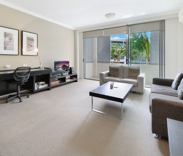 FULLY FURNISHED 1 BEDROOM APARTMENT- LOCATED CLOSE TO BOND UNI IN V... - Photo 2