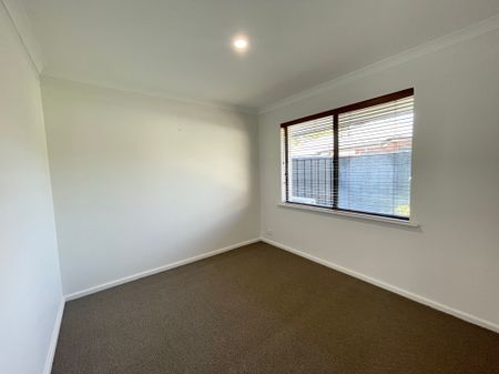 Spacious 3 x 1 Home - 6 month lease only - Photo 5
