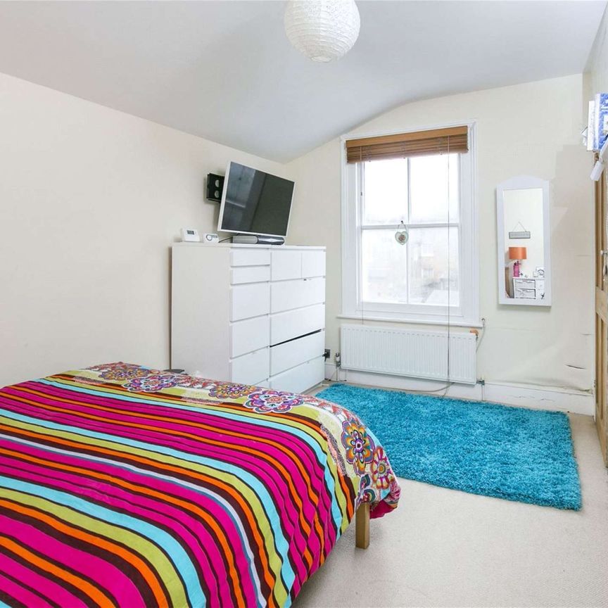 Superb two bedroom first floor flat located in Balham. - Photo 1
