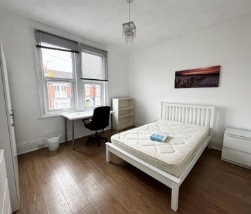 5 bedroom semi-detached house to rent - Photo 4