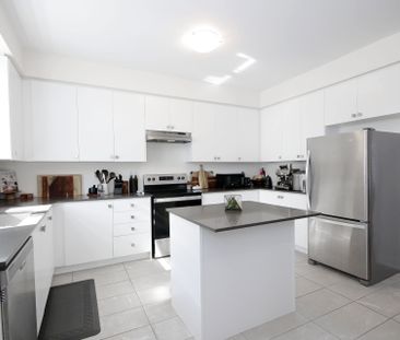 For Lease - 32 Ferragine Crescent, Bradford West Gwillimbury, Ontario - Photo 6