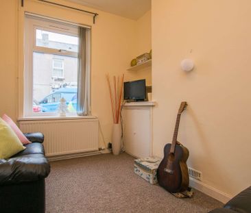 The most spacious three bed you'll find! - Photo 1