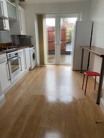 2 Bed Semi-Detached House, Holdenhurst Road, BS15 - Photo 4