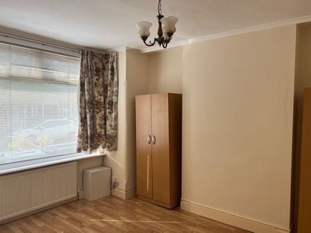 3 Bed Terraced House, Aveling Park Road, E17 - Photo 4