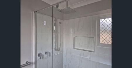 UPPER CABOOLTURE - MODERN & FAMILY - Photo 3