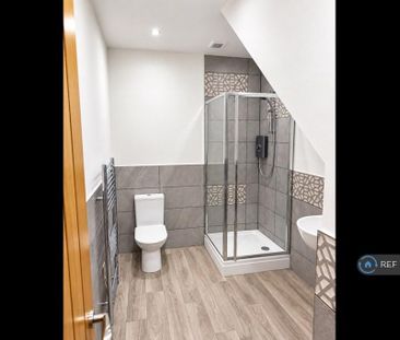 3 bedroom flat to rent - Photo 4