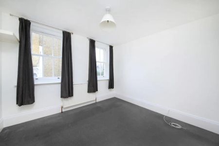 2 bedroom flat in Clapham - Photo 4