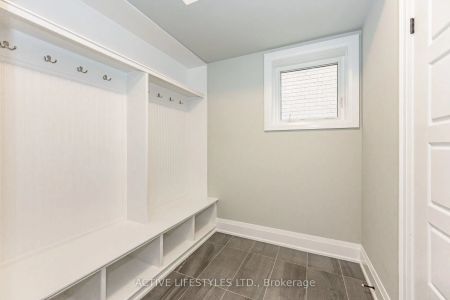 Detached Home For Lease | W9250779 - Photo 2