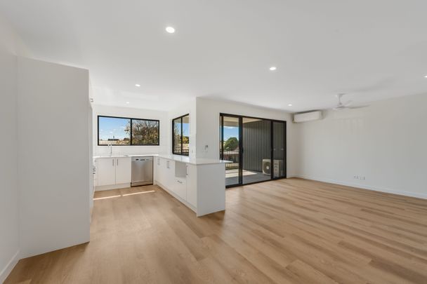 Modern Newly Built Townhouse with Excellent Access to Public Transport - Photo 1